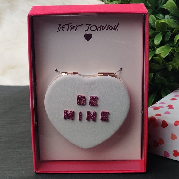 Betsey Johnson Compact "Be Mine" - Picture 4 of 6